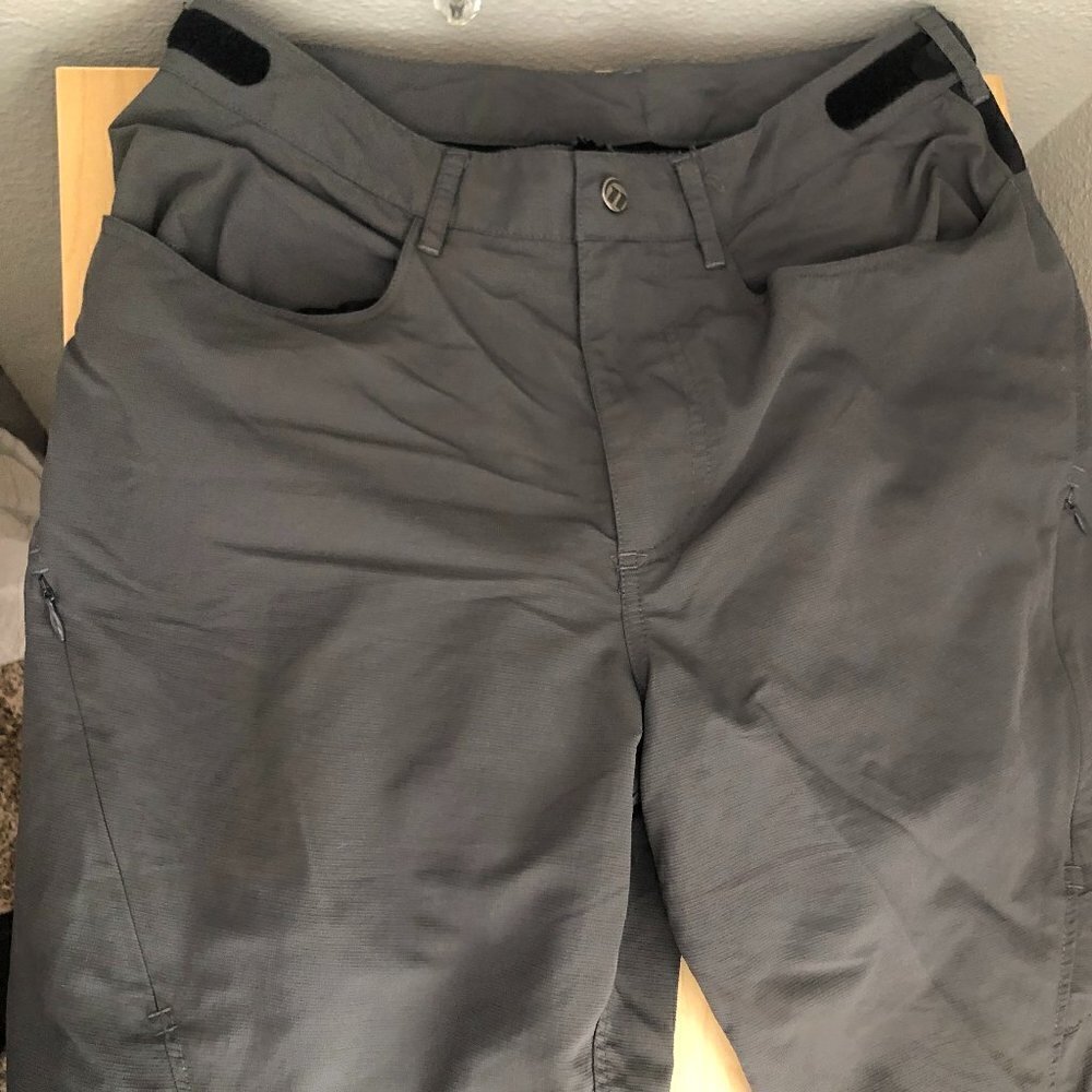 REI Novara Double Exposure Padded Bike Shorts Men's size S Gray Tan